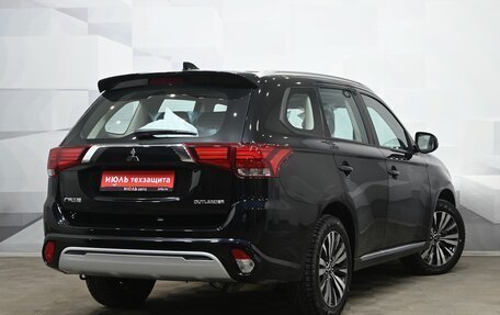 Mitsubishi Outlander III рестайлинг 3, 2022 год, 3 620 000 рублей, 6 фотография