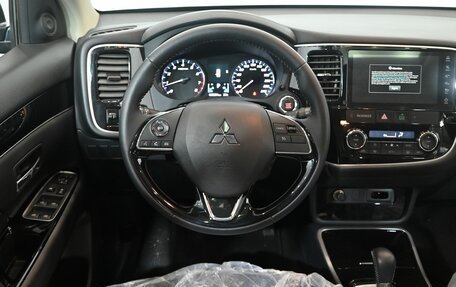 Mitsubishi Outlander III рестайлинг 3, 2022 год, 3 620 000 рублей, 16 фотография