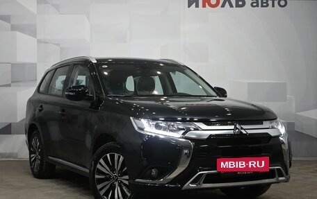 Mitsubishi Outlander III рестайлинг 3, 2022 год, 3 620 000 рублей, 3 фотография