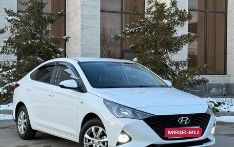 Hyundai Solaris II рестайлинг, 2021 год, 1 575 000 рублей, 2 фотография