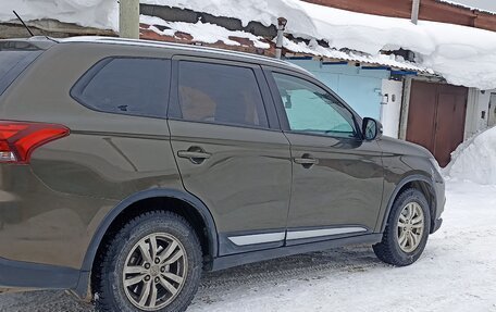Mitsubishi Outlander III рестайлинг 3, 2015 год, 2 500 000 рублей, 4 фотография