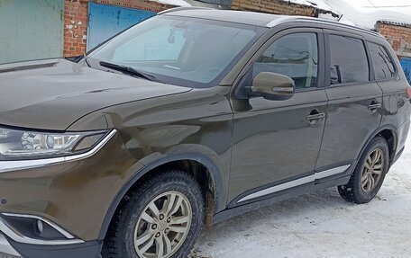 Mitsubishi Outlander III рестайлинг 3, 2015 год, 2 500 000 рублей, 11 фотография