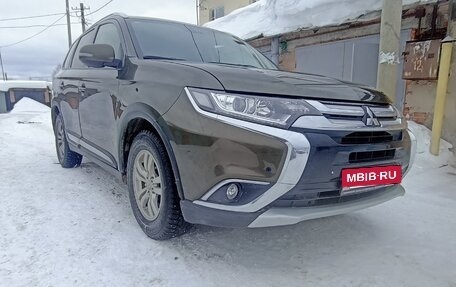 Mitsubishi Outlander III рестайлинг 3, 2015 год, 2 500 000 рублей, 10 фотография