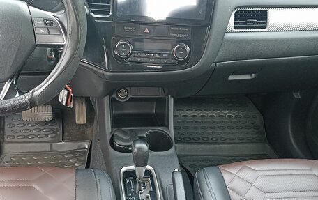 Mitsubishi Outlander III рестайлинг 3, 2015 год, 2 500 000 рублей, 19 фотография