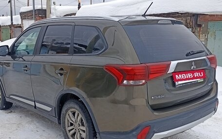 Mitsubishi Outlander III рестайлинг 3, 2015 год, 2 500 000 рублей, 20 фотография