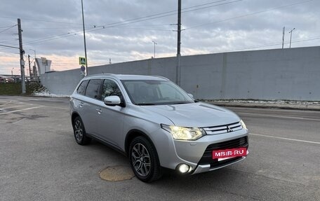 Mitsubishi Outlander III рестайлинг 3, 2014 год, 1 600 000 рублей, 2 фотография