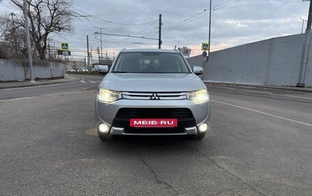 Mitsubishi Outlander III рестайлинг 3, 2014 год, 1 600 000 рублей, 3 фотография