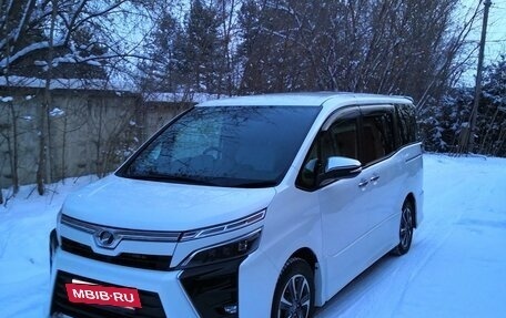 Toyota Voxy III, 2018 год, 2 800 000 рублей, 2 фотография