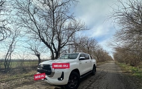 Toyota Hilux VIII, 2020 год, 4 000 000 рублей, 2 фотография