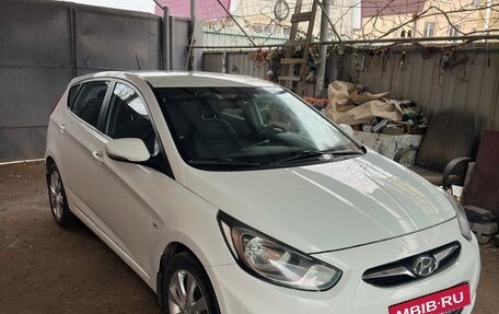 Hyundai Solaris II рестайлинг, 2012 год, 819 000 рублей, 3 фотография