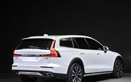 Volvo V60 Cross Country II, 2021 год, 3 470 000 рублей, 3 фотография