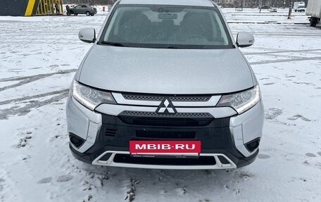 Mitsubishi Outlander III рестайлинг 3, 2021 год, 2 750 000 рублей, 2 фотография