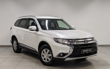 Mitsubishi Outlander III рестайлинг 3, 2018 год, 2 075 000 рублей, 3 фотография