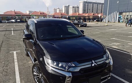 Mitsubishi Outlander III рестайлинг 3, 2019 год, 3 100 000 рублей, 3 фотография