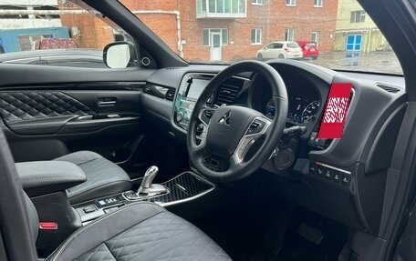 Mitsubishi Outlander III рестайлинг 3, 2019 год, 3 100 000 рублей, 10 фотография