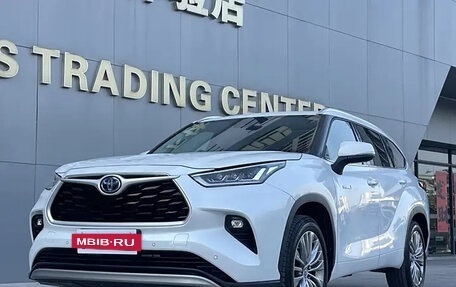 Toyota Highlander, 2022 год, 3 700 000 рублей, 5 фотография