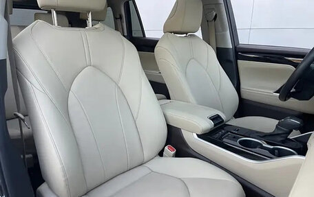 Toyota Highlander, 2022 год, 3 700 000 рублей, 17 фотография