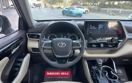 Toyota Highlander, 2022 год, 3 700 000 рублей, 13 фотография