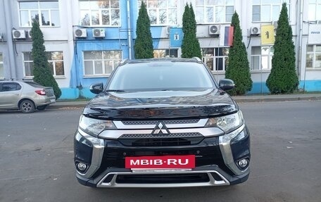 Mitsubishi Outlander III рестайлинг 3, 2018 год, 1 870 000 рублей, 2 фотография