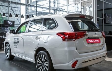 Mitsubishi Outlander III рестайлинг 3, 2022 год, 3 650 000 рублей, 8 фотография