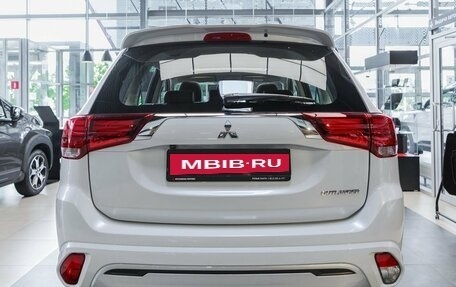 Mitsubishi Outlander III рестайлинг 3, 2022 год, 3 890 000 рублей, 6 фотография