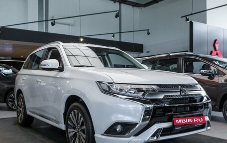 Mitsubishi Outlander III рестайлинг 3, 2022 год, 3 890 000 рублей, 3 фотография