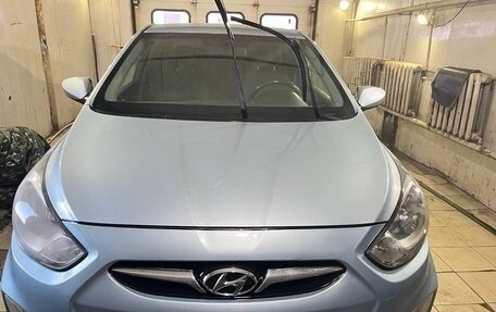 Hyundai Solaris II рестайлинг, 2011 год, 700 000 рублей, 1 фотография