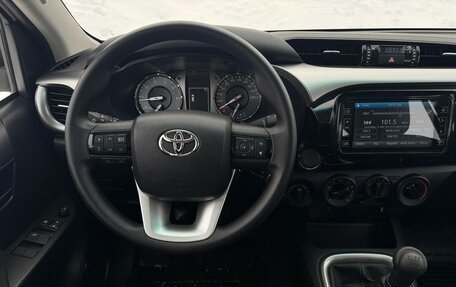 Toyota Hilux VIII, 2022 год, 5 250 000 рублей, 12 фотография