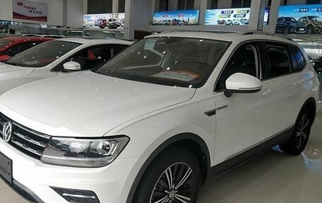 Volkswagen Tiguan II, 2020 год, 2 208 000 рублей, 1 фотография