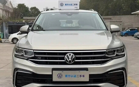 Volkswagen Tiguan II, 2022 год, 3 650 000 рублей, 2 фотография