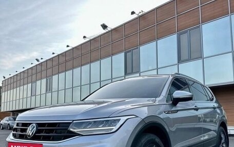 Volkswagen Tiguan II, 2021 год, 3 090 000 рублей, 3 фотография