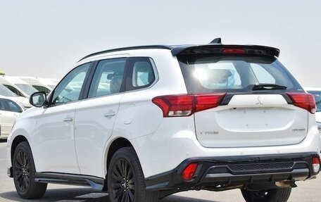 Mitsubishi Outlander III рестайлинг 3, 2022 год, 2 950 000 рублей, 4 фотография