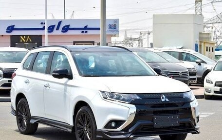 Mitsubishi Outlander III рестайлинг 3, 2022 год, 2 950 000 рублей, 3 фотография