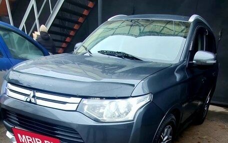 Mitsubishi Outlander III рестайлинг 3, 2014 год, 1 700 000 рублей, 7 фотография