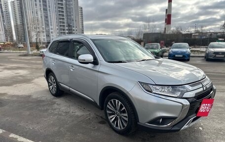 Mitsubishi Outlander III рестайлинг 3, 2019 год, 2 350 000 рублей, 3 фотография