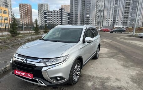 Mitsubishi Outlander III рестайлинг 3, 2019 год, 2 350 000 рублей, 2 фотография