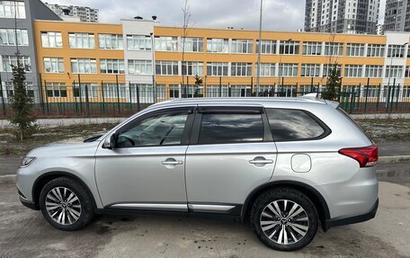 Mitsubishi Outlander III рестайлинг 3, 2019 год, 2 350 000 рублей, 7 фотография