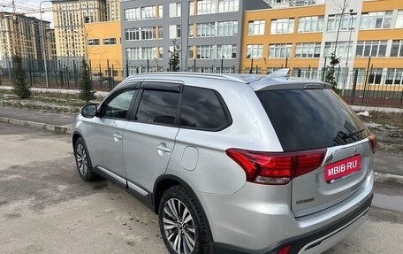 Mitsubishi Outlander III рестайлинг 3, 2019 год, 2 350 000 рублей, 6 фотография