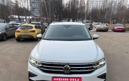 Volkswagen Tiguan II, 2021 год, 3 070 000 рублей, 1 фотография