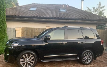 Toyota Land Cruiser 200, 2017 год, 8 550 000 рублей, 2 фотография