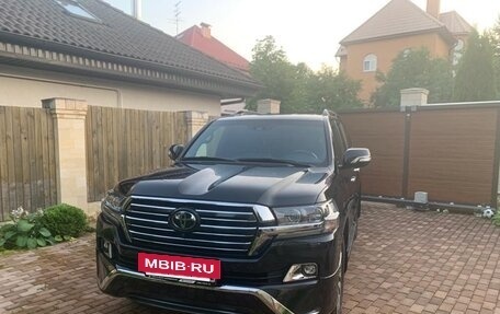 Toyota Land Cruiser 200, 2017 год, 8 550 000 рублей, 3 фотография