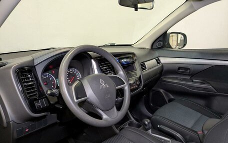 Mitsubishi Outlander III рестайлинг 3, 2016 год, 1 790 000 рублей, 16 фотография