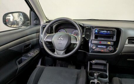 Mitsubishi Outlander III рестайлинг 3, 2016 год, 1 790 000 рублей, 25 фотография