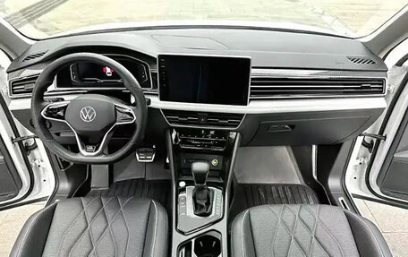 Volkswagen Tiguan II, 2021 год, 2 930 000 рублей, 8 фотография