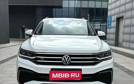 Volkswagen Tiguan II, 2021 год, 2 930 000 рублей, 2 фотография