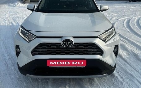 Toyota RAV4, 2022 год, 3 810 000 рублей, 2 фотография