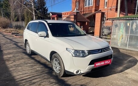 Mitsubishi Outlander III рестайлинг 3, 2013 год, 1 290 000 рублей, 2 фотография