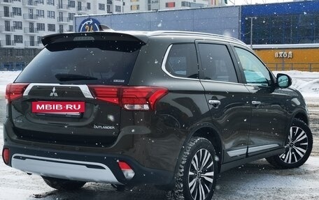 Mitsubishi Outlander III рестайлинг 3, 2019 год, 3 350 000 рублей, 4 фотография