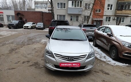 Hyundai Solaris II рестайлинг, 2015 год, 900 000 рублей, 2 фотография