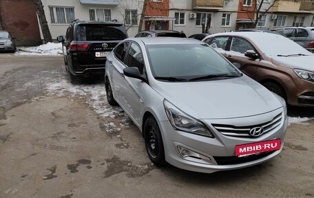 Hyundai Solaris II рестайлинг, 2015 год, 900 000 рублей, 3 фотография